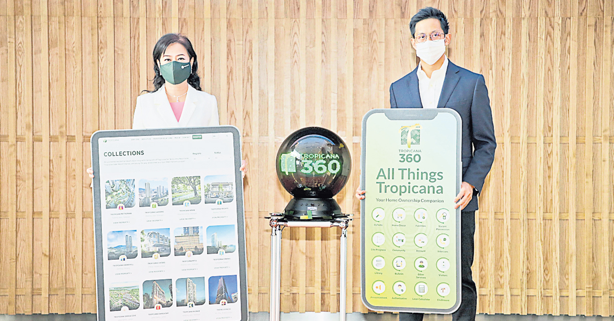 李素碧（左）和洪择圣为丽阳机构网站及Tropicana 360房产应用程式主持推介礼。