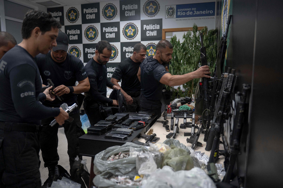 警方在雅卡雷济纽贫民区起获的毒品和武器。（法新社）