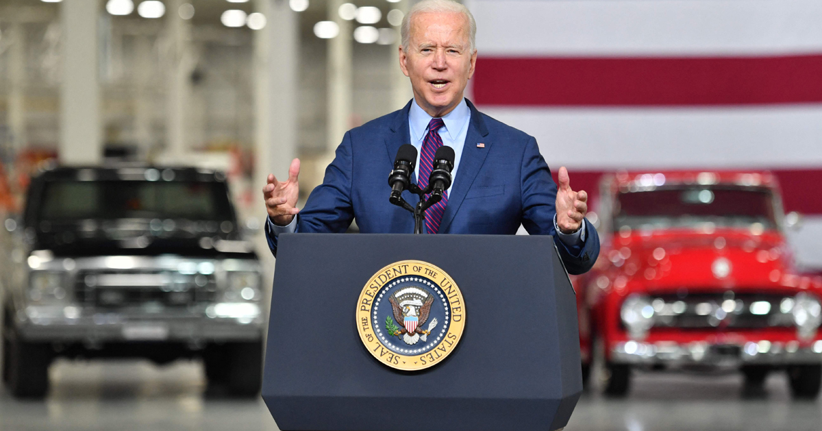 美国总统拜登18日在密歇根州迪尔伯恩市的福特电动汽车中心发表讲话。（法新社）