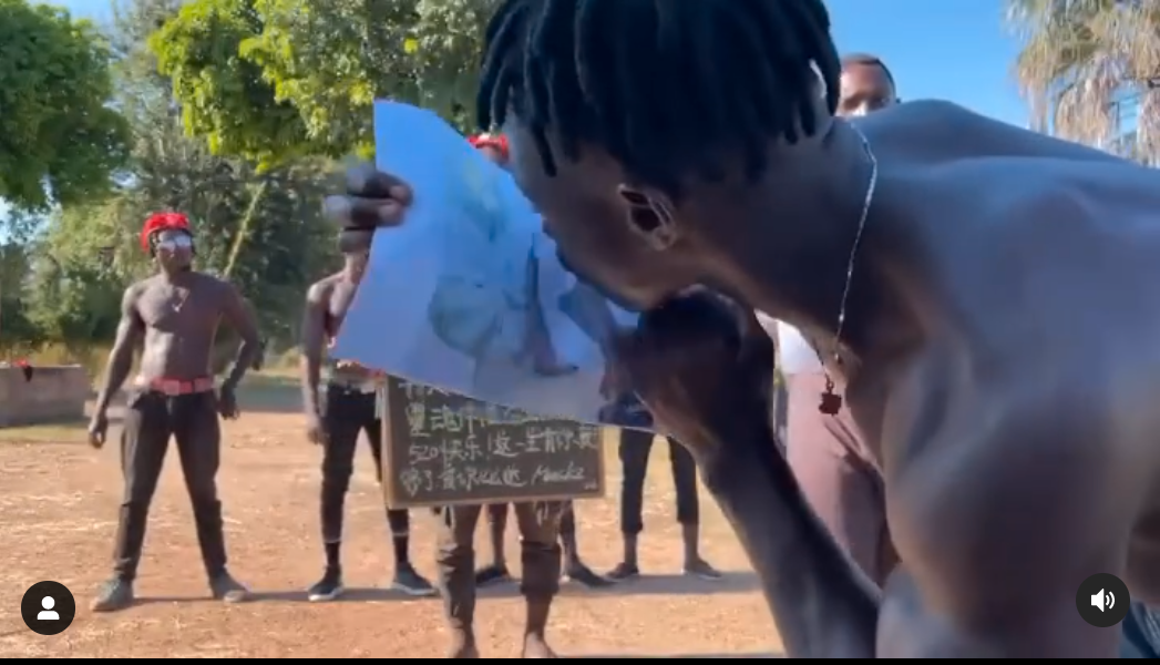 另一支影片中，还有非洲肌肉猛男拿着Gladish的照片狂吻。