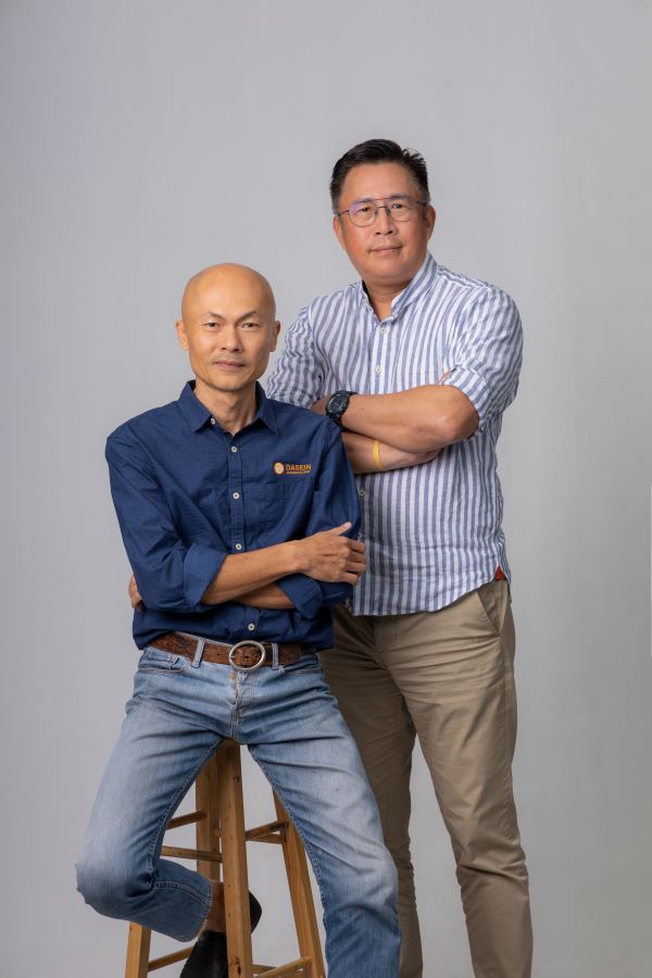 达尔尚艺术学院院长魏延乘(左）及副院长郑伟峰