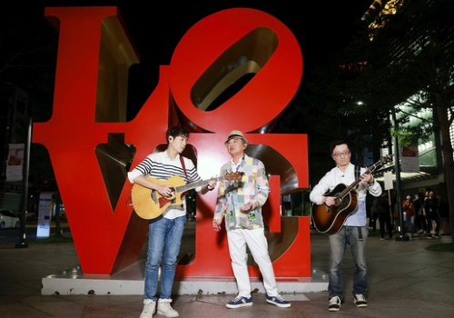 陈升与乐手一路沿着世贸中心、台北地标101大楼走唱。图/新乐园制作