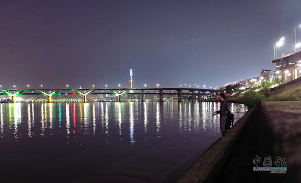 在汉江边钓鱼，还能欣赏美丽的首尔夜景。