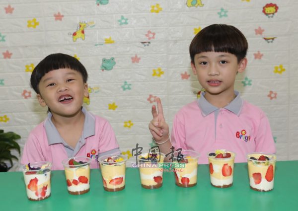 李浩诚（左，5岁） 邓伟泽（右，6岁）