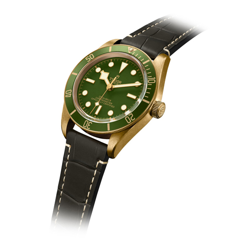 向来采用不锈钢表壳的Black Bay系列，首度采用18K黄金表壳，大大颠覆人们对品牌手表的印象。
