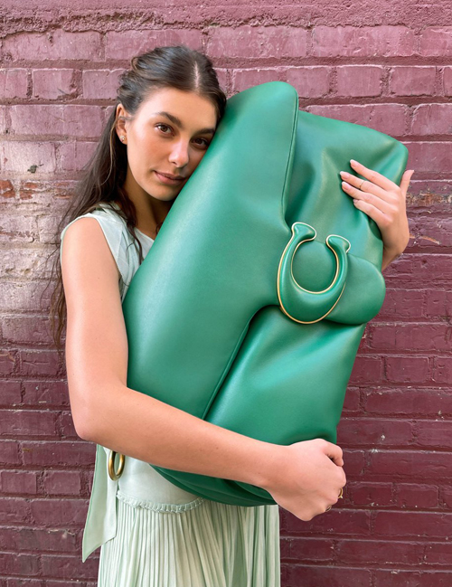 品牌特别订制超大型Pillow Tabby拍摄形象广告，强调包包如枕头舒适。