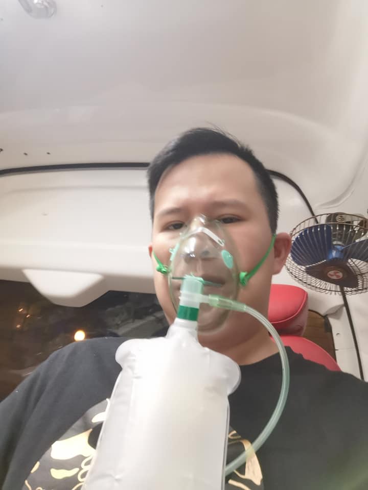 呼吸困难的洪志勇在救护车上吸氧气，不适状况才稍微缓解。
