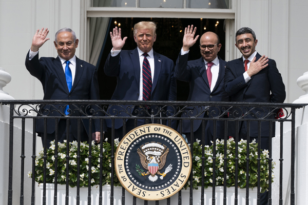 以色列总理内塔尼亚胡（左起）、美国前总统特朗普、巴林外长哈利法和阿联酋外长纳赫扬2020年9月15日摄于白宫阳台。（美联社）