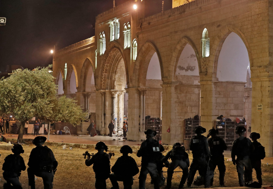 以色列警方与巴勒斯坦民众对峙。（法新社）