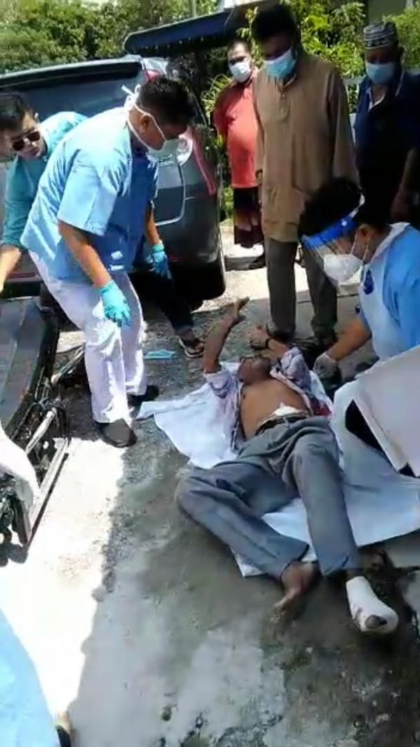 受伤男子被送往医院治疗。 （取自社交媒体）