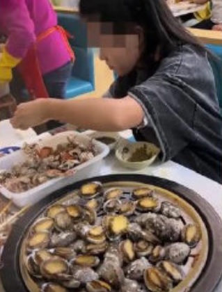 女子超爱吃鲍鱼，拿了逾100颗。