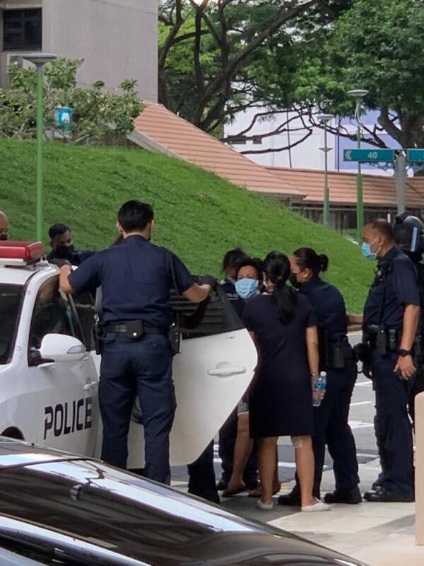 鲁莽女高楼抛物后被警方逮捕。
