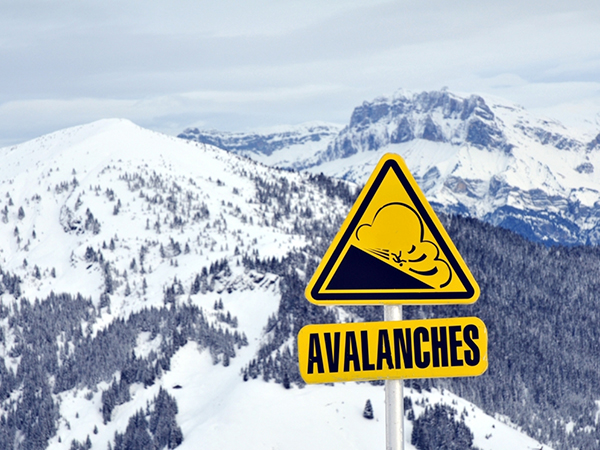 法国相关部门日前已发出警告，指事发地区周末有非常高的雪崩风险。