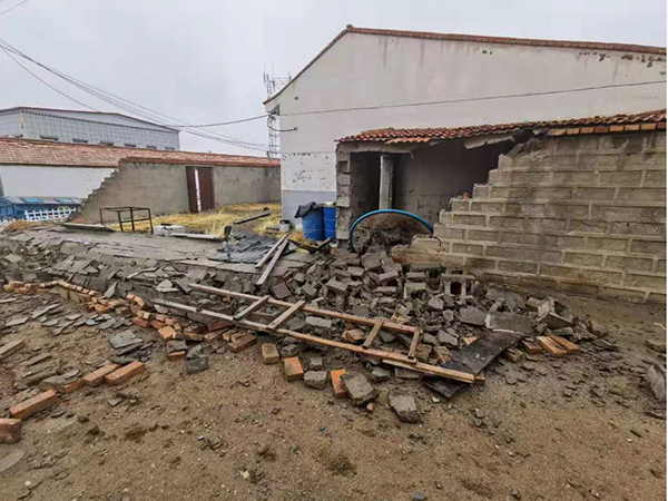 青海省果洛藏族自治州玛多县黄河乡江旁村一处房屋因周六的地震而坍塌。（新华社）