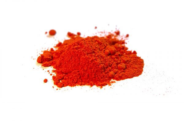 辣椒粉、红椒粉等红色香料，建议放入冰箱保存，避免因为高温失去漂亮的颜色和香气。