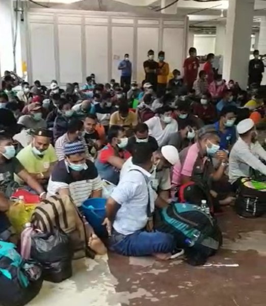 隔离中心挤了约200人，在等待当局的安排。（图截自视频）