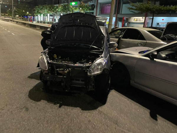 通缉犯所驾驶的迈薇轿车车头严重毁损。