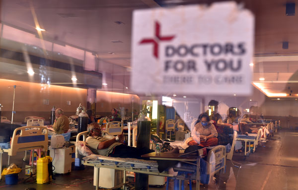 印度新德里一家医院的冠病隔离病房爆满。（欧新社）