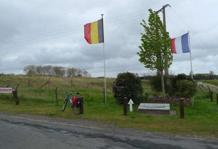 比利时（左）与法国边界都插有各自的国旗。