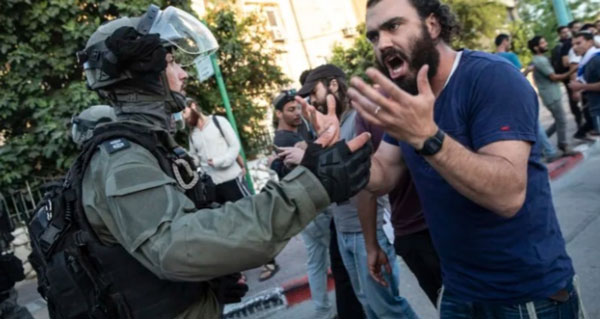 以色列中部罗德（Lod）小镇，当地12日有一名犹太右翼男子遭以色列防暴警察挡路。