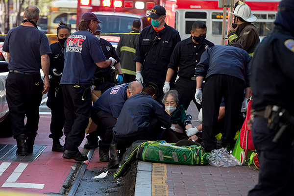事发后，警方及救护人员赶到为伤者急救。