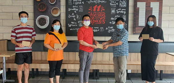 陈逸发（左3）代表善心人移交2021年SPM报考华文科奖励金于各校老师。