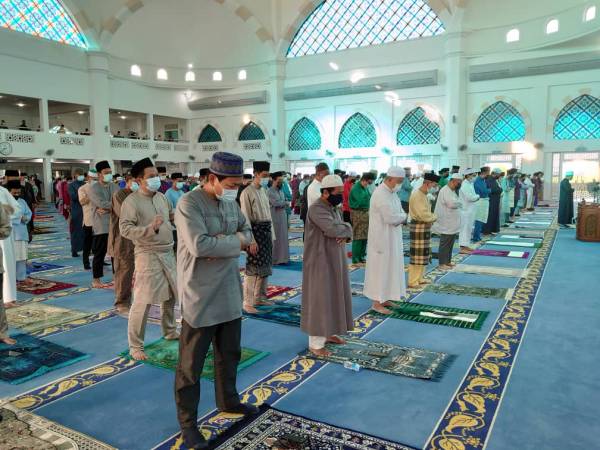 新山拿督翁镇的苏丹依斯干达清真寺举办千人的祈祷活动。