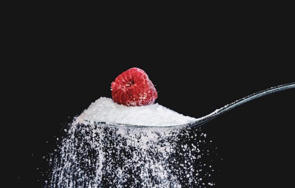 在取砂糖的时候也应该注意，要用专用的取糖的小勺子，小勺要干燥，不要把小勺子放在砂糖里面，更不要直接用手取砂糖。