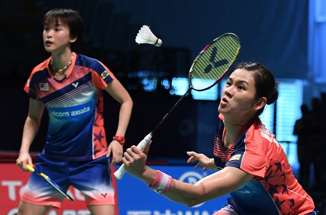 (170523) -- GOLD COAST, May 23, 2017 (Xinhua) -- Malaysia's Woon Khe Wei (R) and Vivian Hoo compete during the women's doubles match of Group 1-Group 1C against Germany's Johanna Goliszewski and Isabel Herttrich at TOTAL BWF Sudirman Cup 2017 in Gold Coast, Australia, May 23, 2017. (Xinhua/Lui Siu Wai)