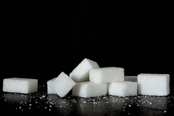 在一般细砂糖中以大约5比1的比例混入大颗粒砂糖或方糖，也能够防止细砂糖变硬。