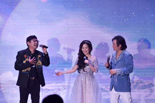“客家歌王”张少林（左）担任演唱嘉宾。
