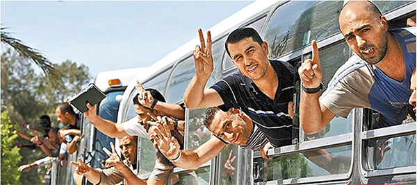 2011年，交换夏利特获释的巴国囚犯，借道埃及返家。（法新社）