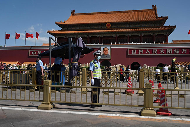 警察周五在北京天安门广场站岗。（法新社）