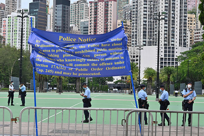 香港警察周五在铜锣湾区维多利亚公园巡逻。（法新社）