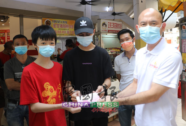 林立迎(右起)移交500令吉给林添富(前排右2)与其助手,希望他们勿因自身遭遇而对警队的害群之马,感到消极。后排右起为赖俊权。