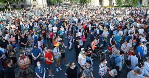 布达佩斯数千人示威 反对复旦大学设分校
