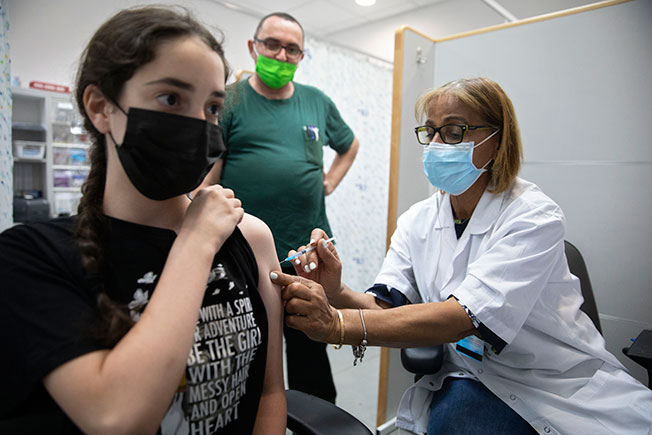 以色列青少年周日接种疫苗。