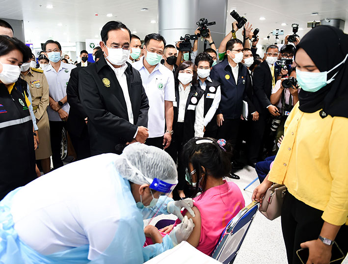 泰国首相帕拉育周一在挽赐中央站内的疫苗接中心视察。（欧新社）