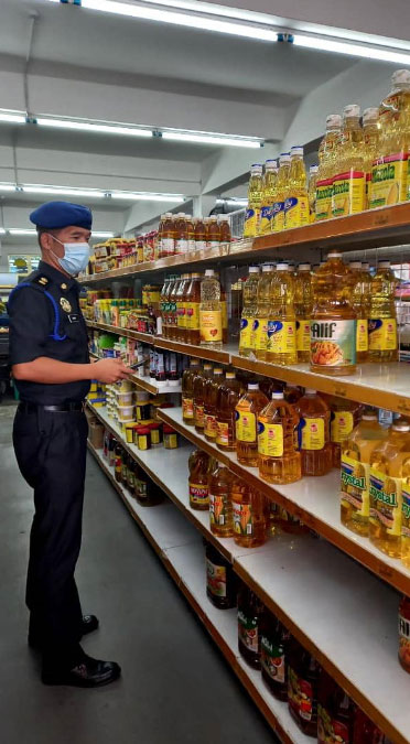 贸消部执法人员在全国各地商店监督食油供应。