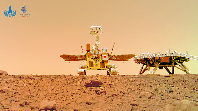 “着巡合影”显示祝融号火星车（左）和火星车的着陆平台。（新华社）

