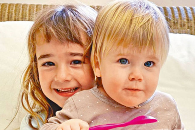 6岁女童奥利维亚（左）与1岁的妹妹安娜。