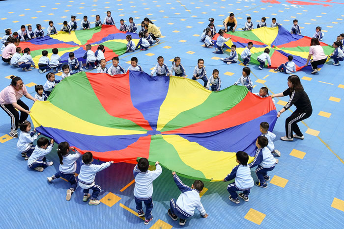 山东省烟台市有小朋友5月31日在一所幼儿园内玩耍。（法新社）