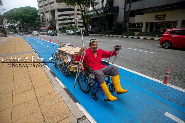 因意外导致行动不便，阿芬迪需依赖轮椅或拐杖。