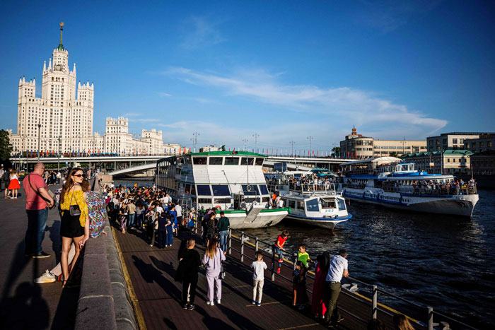 莫斯科大批游客周日等待船只，出游科莫斯科河。（法新社）