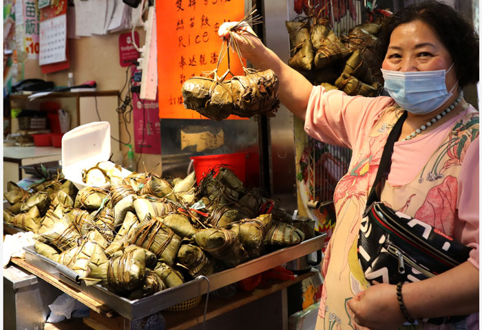 香港湾仔街市的商贩上周六在叫卖粽子。（新华社）