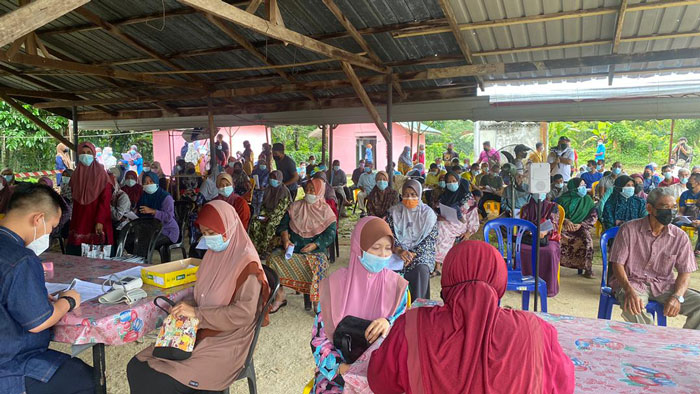 甘榜峇哈雅400名村民，出席疫苗接种活动。