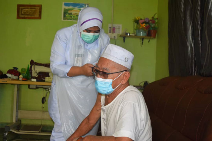 “终于等到接种疫苗这一刻了！”甘榜峇哈雅村民，得以接种首剂疫苗。
