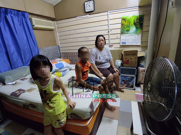 郑淑云（右）带着2名孙子，艰苦地生活。
