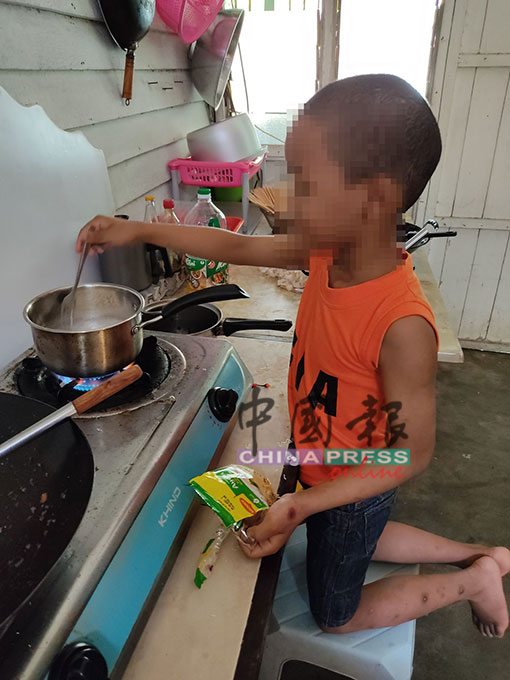 8岁的小孙子身材虽瘦小，但食量惊人，一天要吃上七八餐，在饿的时候，会自己煮快熟面吃。