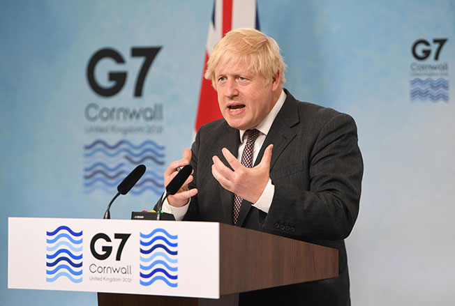 东道主英国首相约翰逊周日在G7峰会闭幕会议后，召开记者会发表讲话。（欧新社）